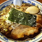 らーめん 萬亀 - 今日は店内、いつになく香り高い醤油のいい匂い。あっさり醤油を注文すると、明らかに醤油の色が濃くなりましたね。黒い。そして煮干し風味も強くなっています。焼豚は炙っているのか、まるで牛肉のような甘い香り。