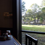 蔵屋鳴沢 - テーブル席の窓から見る韮山反射炉