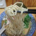 中華そば よしかわ - 煮干しそば(白)麺リフト。