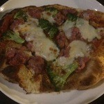 BARU 竹末 - 豚サルシッチャとブロッコリーのピザ。自家製のもちもち生地にトマトソース、モッツアレラチーズにブラックオリーブものった贅沢な逸品。