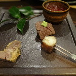 京松蘭はなれ - 先付け　自家製紫蘇酒　炙り寿司　明石産たこのうま煮　タンの味噌漬け