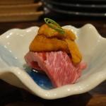 京松蘭はなれ - 鹿児島県産ミスジの炙り寿司　雲丹のせて