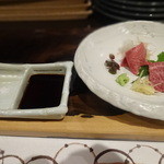 京松蘭はなれ - タン刺しとハラミ刺し　五島列島のお塩と山口萩のお醤油