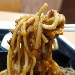 フレンド - 中太の丸い中華麺の蒸麺を使ったソース焼きそばに、挽き肉入りのミートソース