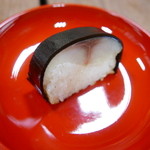 吾妻 - サバの松前寿司、こういう昆布のスタイルは初めて