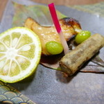 吾妻 - サワラの柚庵焼きにゴボウの素揚げを添えて、ふっくらしたサワラが旨い