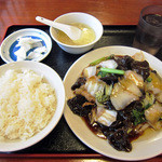宏源居 - 豚肉と白菜キクラゲ炒めランチ