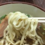 すばやー - 麺も頂いてみると～これ旨いじゃん♪結構、ボソッと感があるのが多い沖縄すばですがここのは縮れでしっかり歯ごたえはあるのに芯にしっとり感がある！