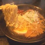 醤油らーめん/中太縮れ麺