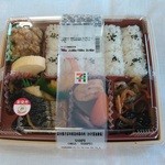 セブンイレブン - 料理写真:炭火焼き鯖の折り詰め幕の内。左下にテレビの番組名があります。