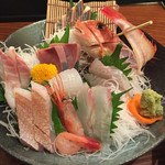 軍ちゃん - 《お刺身盛合せ・1人前・8品》1,580円
      サワラ、ワラサ、カナガシラ、メダイ、ヤリイカ、ヒラメ、レンコタイ、甘エビ。
      2015/11/21