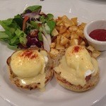 Aloha Kitchen - エッグ・ベネディクト ポルトガルソーセージ