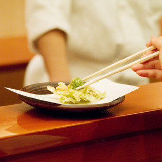 Experience the craftsmanship of making use of seasonal ingredients at Tempura counter