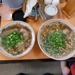 麺家 笑 - 左、中華そば（600円）、右、中華そば大盛り（700円）