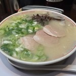 元祖 名島亭 - ラー博は俺の社員食堂。  築炉釜出しとんこつラーメソ！  今日もベタカタで。ねぎもきくらげもプリタツでウレシイ♡  スープもストレート細麺もイイね！ 