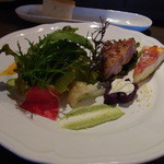 GUSTO - ランチコース（１６００円）のサラダと前菜