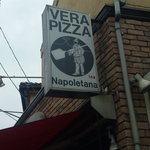 ラ・ピッコラ・ターヴォラ - ナポリピザ協会認定の看板