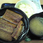 吉野家 武蔵小金井駅前店 - 2010/07/08　うな丼２枚盛りAセット　ポスターのようにキレイに盛って欲しかった。＾＾；