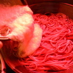 高橋家 - 2016/11 カウンター席のため赤傘の日が入り蕎麦が真っ赤に（笑）