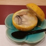 季節料理 成 - ゆずの中にカキ２、蓋開け