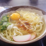 香川製麺てまり - 牛丼用の卵をうどんに入れて月見うどん