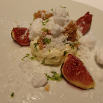 レフェルヴェソンス - シュクレサレの一解釈：
      無花果、白味噌とホワイトチョコレートのムース青柚子、ココナッツミルク。