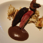 レフェルヴェソンス - 美しい農村風景：
      ヴァンデ産鳩の炙り焼きと内臓のソース、葱のコンソメ、スペルト小麦、花びら茸。