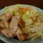 麺や あかつき - 煮豚けっこう分厚いです