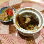 銀座 やまの辺 江戸中華 - 一口サイズの角煮丼
                                土鍋で炊いたご飯がツヤツヤでとにかく美味しい！