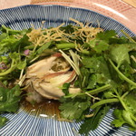 銀座 やまの辺 江戸中華 - パクチーサラダの中に牡蠣が隠れていました。