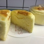 ペイストリー スナッフルス 新千歳空港店 - チーズオムレット　割面