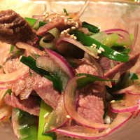 水剌間 恵比寿本店 - 和牛蒸し肉とネギのサラダ