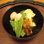 くずし懐石 縁 - 小芋、湯葉、焼穴子、きぬさやの炊き合せ。