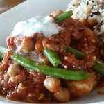 アルカディア - 真ん中に「酵素玄米」のライスが乗って、脇にトマトベースのチキンシチュー