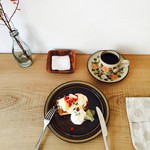 キビ カフェ - 洋梨とザクロのタルト、キビカフェブレンド