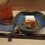 小料理 すず乃 - ウーロン茶とお通し