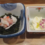 小料理 すず乃 - 前菜２品　わかめ酢の蟹身乗せと自家製チーズ豆腐ムース