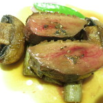 マッシュルーム - フランス産マグレ鴨の胸肉　ジャンボマッシュルーム　牛蒡のポアレ　ガルムバターソース