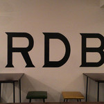 アードベッグ ハイボール バー - 壁に大きくロゴ、カッコイイ