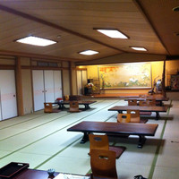 貴船べにや - 大広間
                
                閉店間際なので川面寄りの席以外は片付いてます