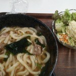 Minore Tachikawa - 肉うどんとサラダ　地場産の肉野菜とうどんが食べられる組み合わせです。