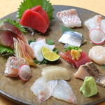 季節料理と地酒 裕 - メニュー写真:鮮度抜群のネタが多数のる、裕一番人気の刺身盛り合わせ