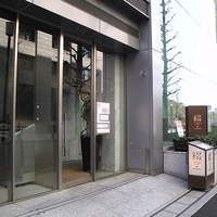綴 - 店舗ビル　入口