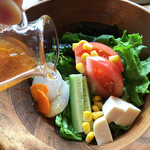 Michi No Kissa Moribe - サラダ。
                        見た目には普通に見えるかもしれませんが、きちんとフレッシュで美味しいです。
                        