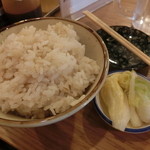 ホルモン鶴松 - 麦飯（おかわり自由）と白菜の漬物♪