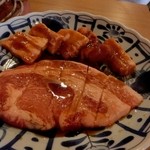 ホルモン鶴松 - 豚焼肉定食　８８０円　結構なボリュームです（＾q＾）v