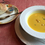 Briller - 前菜のスープとパン