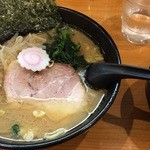 横浜ラーメン てっぺん家 - 日替わりランチでラーメン+挽肉高菜丼、さらに味玉も！