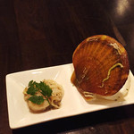 OYSTERBAR SHELL&SHRIMP - 後日行った時の付き出し。
                        貝柱と紐とバジルとレモン？(うろ覚え
                        右は何か忘れました