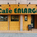 Kafe Enraji - 店舗の外観は羽目板貼りです。